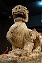                                                                                                         石辟邪 东汉 1992年12月出土于河南省孟津县油坊村 #洛阳博物馆# 藏。
此石刻阔步昂首，张口垂舌，身形矫健，堪称洛博第一镇馆重宝，令人过目难忘。有意见认为此辟邪为汉光武帝原陵石刻，但原陵所在似未明确，故而存疑。
两汉虽然常常并称，但两汉之间造型艺术特别是雕刻艺术有飞跃式的发展。与茂陵石刻 ​​​