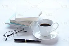 商业形象(白色杯装书籍和咖啡)