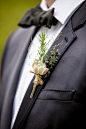 新郎胸花。来自：婚礼时光——关注婚礼的一切，分享最美好的时光。#胸花##新浪造型#