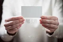 手拿空白名片