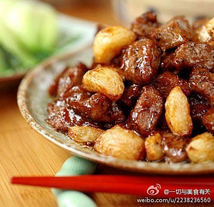 【黑蒜子牛肉粒】：1.选牛里脊，切成大粒...