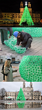 设计师Jolanta在立陶宛考纳斯市中心广场上搭建的一棵环保圣诞树，由回收雪碧瓶制作。