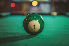 闲暇的台球比赛台球摄影图片