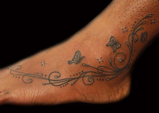 蝴蝶和少女的旋涡状图案脚纹身PauloT...