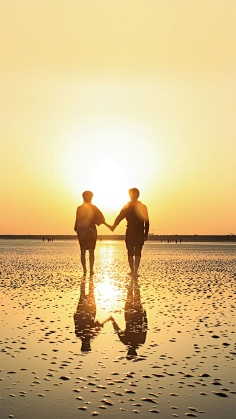 情侣牵手夕阳唯美情感h5背景素材_新图网 https://ixintu.