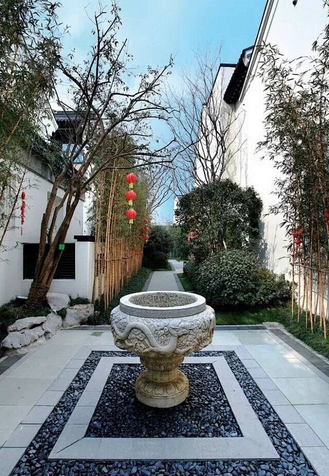 #我喜欢的建筑与设计# 新中式的小庭院，...
