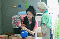 章若楠超话 一组剧照先行奉上~面对中餐厅的KPI压力，甜厨小章@章若楠 再次出击，改良版芹菜牛肉是否能够获好评？忙碌后厨工作之余兼顾小朋友，暖心满满。今晚十点记得来看#章若楠中餐厅6#  ​​​​
