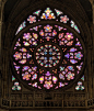 玫瑰窗（The rose window）| 也称玫瑰花窗，为哥特式建筑的特色之一，指中世纪教堂正门上方的大圆形窗，内呈放射状，镶嵌着美丽的彩绘玻璃，因为玫瑰花形而得名。
