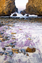 Pfeiffer Beach ——美国加州大苏尔的Pfeiffer海滩，富含锰矿，加上海水冲刷和海风的侵蚀，变成一道独特的风景：紫色、粉色和黄色的砂混合在一起，像是一大块柔和的布料，又像是一大片粉色冰淇淋。 粉紫色的沙滩，置身其中，一定很美
