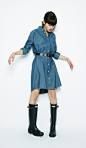 A denim shirt dress, and a belt to waist mark. An edgy style, perfect for outings on rainy days.Chambray Button-Down Shirt-dress ¥6,300+tax / No405356  Leather Wide Belt ¥3,150+tax / No379860  Rubber Boots（HUNTER） ¥12,000+tax / No311307  