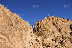 山通向西奈山，天空湛蓝
