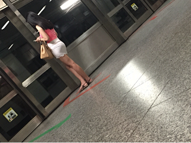地铁站冒死偷拍的美女，各位jr看看能有几...