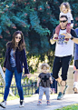 梅根·福克斯 (Megan Fox) 与老公孩子一起出街