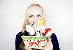 男人会给漂亮的女孩一个礼物——一个装着化妆品和卫生用品的篮子。生日惊喜，情人节惊喜，3月8日