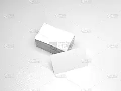 一叠名片。名片样板在白色皮革上