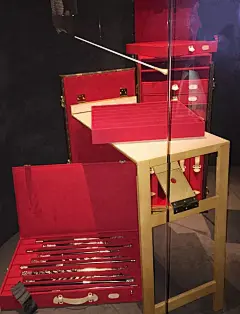 免费|拎上LV，跟张曼玉、刘昊然一起飞行，航行，旅行！_箱子 : 一进入展厅，看到的便是上海标志性的石库门弄堂，LV经典monogram印花和中国风的灯笼相结合，每只灯笼上还会滚动播放和旅行相关的句子，真的很适合拍照了。 这一展区内的每个行李箱，都美到不行，衣…