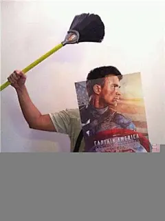 海报可以这么玩，电影知道么？
Jaemy Choong是个逗比的马来西亚青年，自称是个“闷烧”的男孩。但从他网络上拍的海报借位照片来看，这分明就是一个脑洞很大的明骚蛇精病啊！
【美国队长】