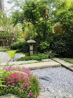 设计随笔｜禅意花园里植物的那些事（南方篇） : 上篇介绍了北方禅意花园内能使用的植物，南方气候湿润，冬季温暖，植物生长环境优越，因此除了上文提到的五角枫、牡丹外，其他植物均可适应南方的气候（部分地区牡丹也能适应生长）。且能选择的品种会多于北方，这篇将记录一些南方禅意花园内的特有植物。