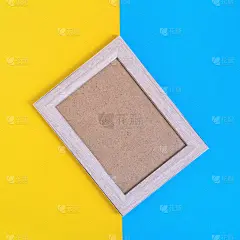 照片木框架上的彩色纸墙背景