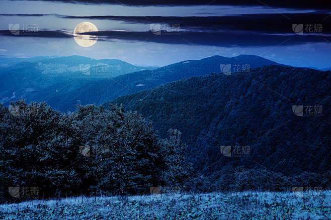 夜晚的山景