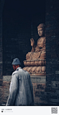 “平常心”，既非凡，又非圣。
非凡，即非众生们的烦恼心、机巧心；
非圣，即非圣贤们的种种胜见、胜解。
非凡不难接受，非圣则使人不知所以。
其实，这个原则在大乘佛教的经典里早已广有言说，如《金刚经》云：「如来所说法，皆不可取，不可说，非法，非非法。」
「不应住色生心，不应住声香味触法生心，应生无所住心」。
这个「无所住心」方为“平常心”。


