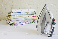 现代熨斗和熨斗亚麻布。家务活。