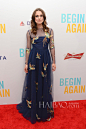 凯拉·奈特利 (Keira Knightley) 亮相《Begin Again》纽约首映式 礼服：华伦天奴 (Valentino) 2014秋冬系列