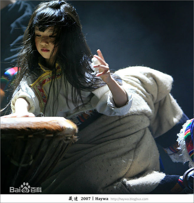 杨丽萍2007年的演出，藏迷。图为小彩旗