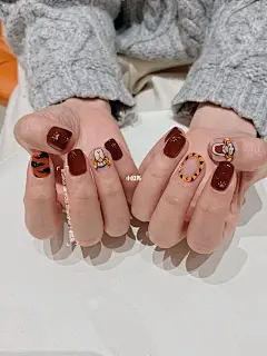 新年美甲怎么能没有我跳跳虎？！ : 新年美甲持续放送中～ 每年的新年美甲我们都会出一些生肖限定 这一次还没等版打出来 仙女们都已经迫不及待上手了呢～ #新年美甲 #虎年美甲 #美甲彩绘  #跳跳虎 #虎纹  #亲手晒美甲  #秋冬美甲