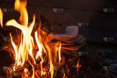 燃烧的思想,新闻。书中有一团火红的火焰。烧书的背景。烧了几页书。关于火的书。
