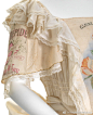 #20th-Century Fashion#
一件来自1907年的 fancy dress ，由棉布和薄纱制成，棉布上的图案为手工绘制的乐谱封面(复制品），部分图案还绣以金属边框加以突出。
现收藏于墨尔本维多利亚国家美术馆。 ​​​​