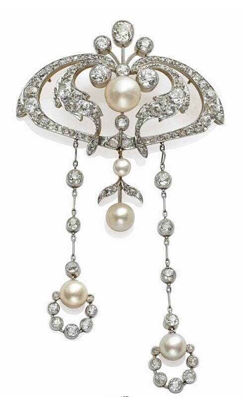  爱德华时期的珠宝设计宫廷韵味尤其浓厚，...
