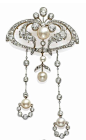  爱德华时期的珠宝设计宫廷韵味尤其浓厚，花环风格珠宝受到18世纪洛可可艺术风格的影响，以雅致的缎带蝴蝶结、流苏、纤细的枝叶组成的花环风格，充满温柔典雅的气息