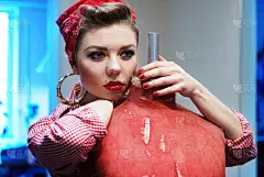 一副海报女郎模样的年轻女子