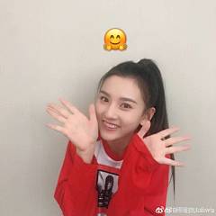 不知道怎么自拍时可以cos表情包啊 ​​​​