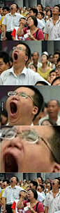 人群中，一个人开始打哈欠。。。这图有毒。