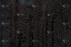 小雨打在玻璃上