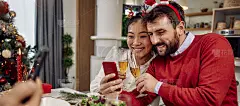 在平安夜晚餐期间，家人通过视频电话与他们所爱的人联系