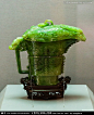 《故宫玉器馆》 碧玉仿古觥。清乾隆，高18.7cm，口宽7.4cm。此件碧玉觥是仿古铜器的饕餮纹觥，玉质的墨绿色很自然的呈现着青铜銹斑的色泽，是造办处的精品