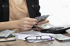 会计业务的概念。会计女性为企业绩效评估进行计算和分析。