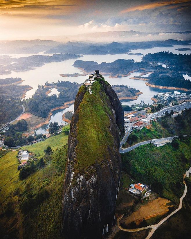 瓜塔佩巨岩（La Piedra del Peñol）·哥伦比亚