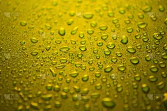 黄色塑料背景上的水滴