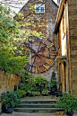 Feature Clock - English Gardens - Design & Landscaping Ideas (houseandgarden.co.uk)