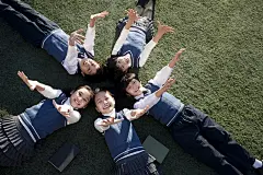小学生躺在草地上图片下载