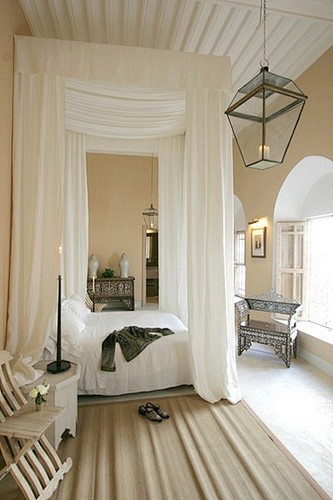  天篷床，马拉喀什，摩洛哥和白色的房间