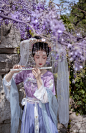 #茶歌与酒诗#

紫藤挂云木，花蔓宜阳春。
密叶隐歌鸟，香风留美人。

拍摄：我
出镜：@_嫣语 ...展开全文c