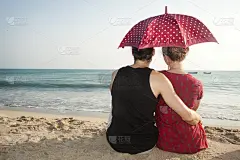 一对可爱的情侣在海滩上拥抱着彼此