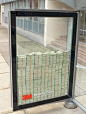 在加拿大范库弗市（Vancouver）的不少公交车站旁，都摆着个玻璃制成的扁箱子，里面装的是：钞票！钞票货真价实，金额巨大，而且，只要你能把玻璃打破，这些钱你就可以通通拿走。猜出来了吧？这是安全玻璃厂厂家的广告。据说还真没人打破过这些玻璃呢。