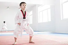 可爱的小男孩练习跆拳道