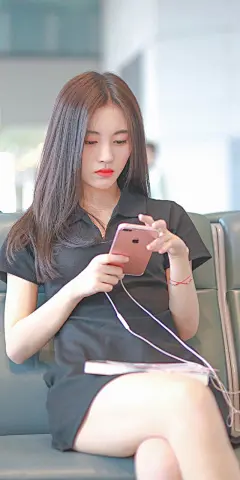 HD高清手机壁纸，彩虹横跨空中，像一座七彩桥，云朵逐渐悠悠